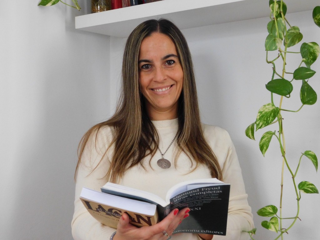 Lic. Giselle A. López, psicoanalista, en su espacio de consulta